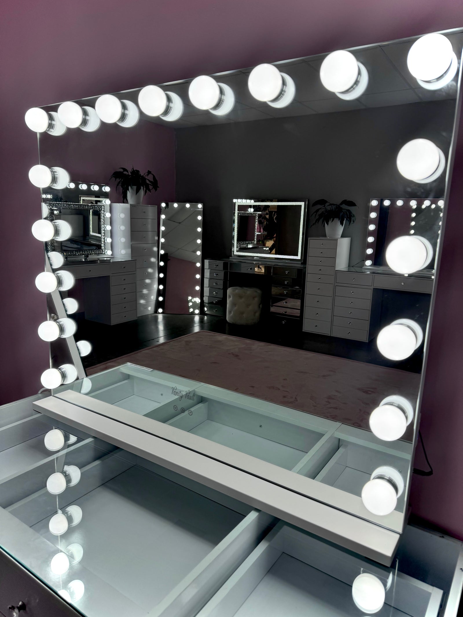 Add a Touch of Luxe: Hollywood Mirrors for the Ultimate Room Glow-Up