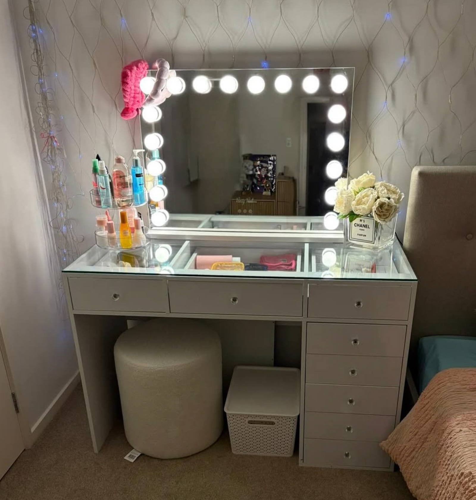 The Ultimate Vanity Desk Buying Guide: Style, Size & Shine