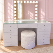 Apartment Hollywood mirror with 18 LED bulbs, dimmable lighting and USB charging, designed for compact bedrooms, apartments and smaller beauty rooms.