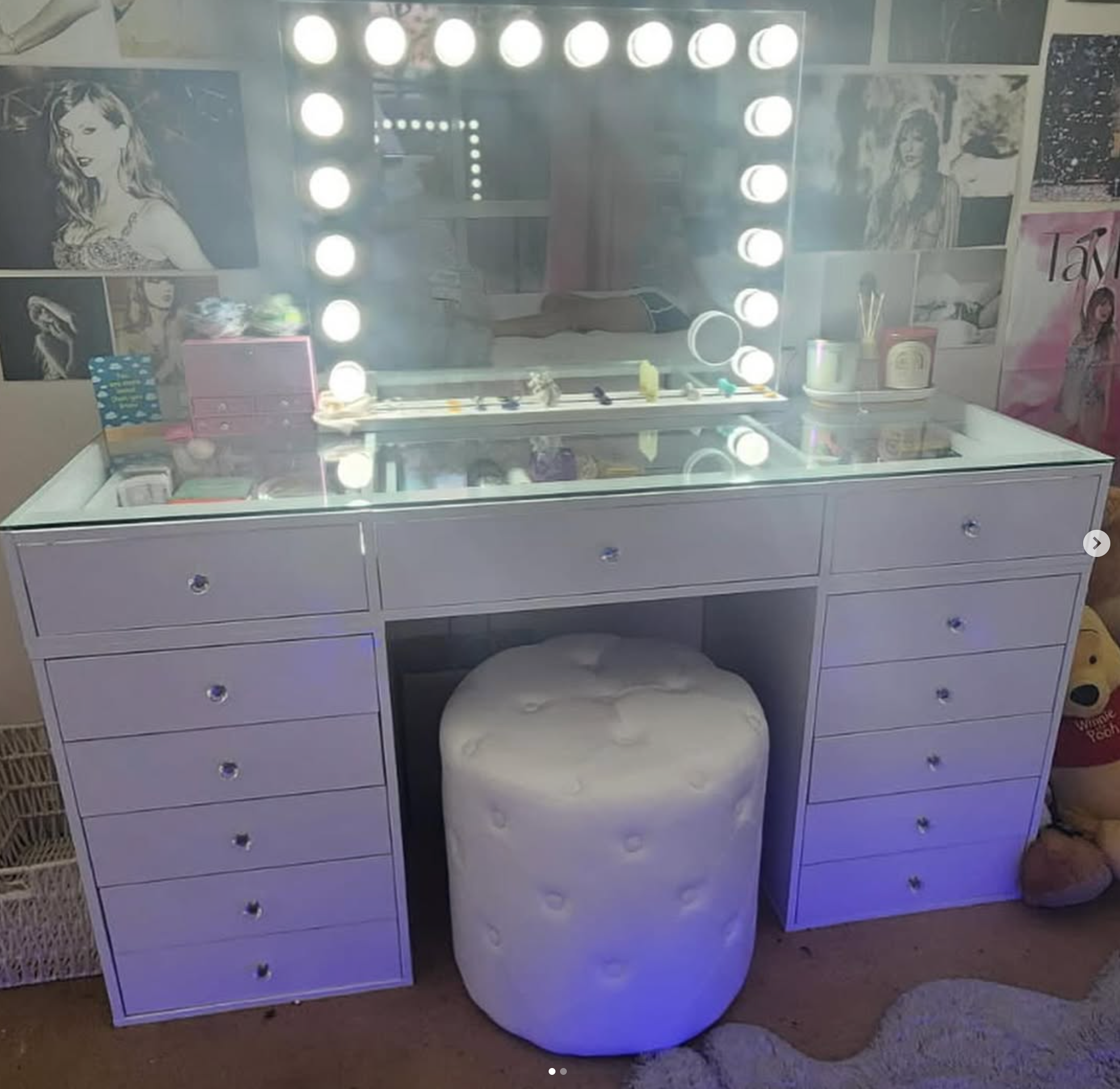 Apartment Hollywood mirror with 18 LED bulbs, dimmable lighting and USB charging, designed for compact bedrooms, apartments and smaller beauty rooms.