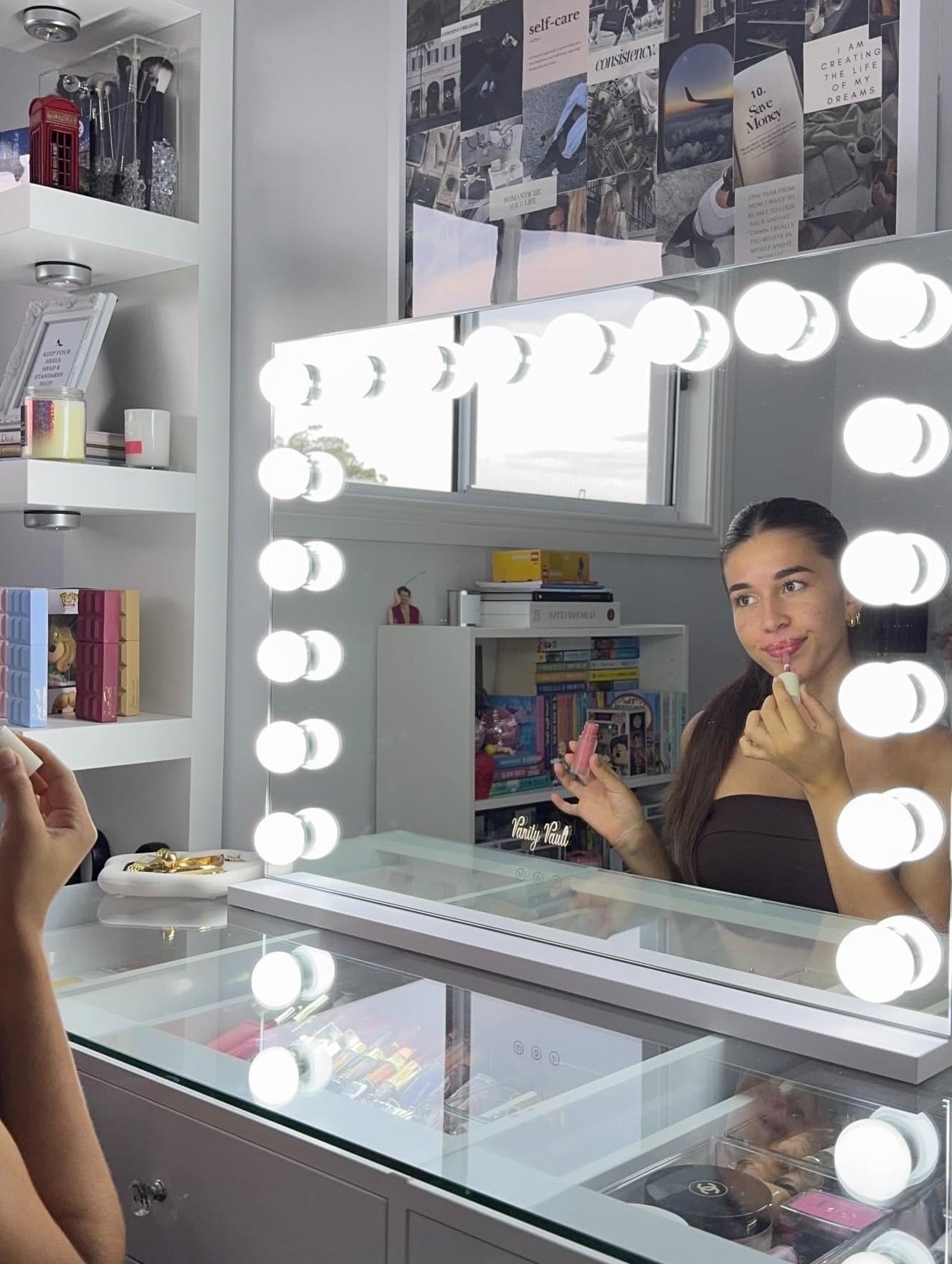 Compact Hollywood vanity mirror in Australia with 18 LED bulbs, three adjustable light settings, dimmable brightness and USB charging for luxury beauty spaces.