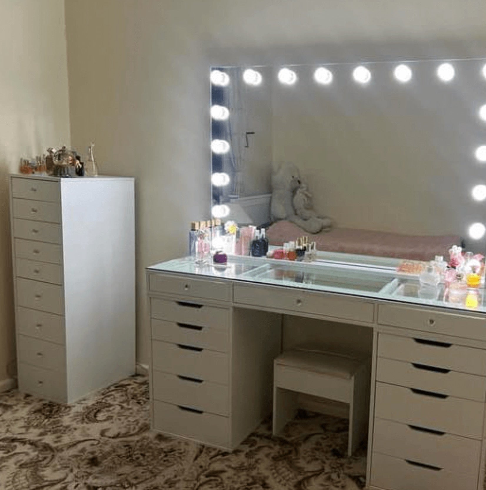 LED Hollywood mirror with professional lighting, USB charging and an oversized design, ideal for makeup application, skincare routines, filming content and beauty creators.