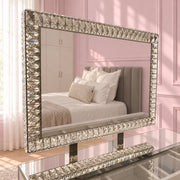 Crystal LED makeup mirror with a diamond-inspired frame, adjustable lighting and an elegant mirrored finish for luxury beauty rooms and bedrooms.