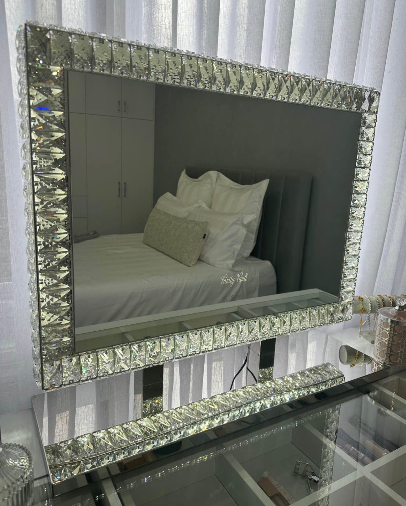 Crystal LED makeup mirror with a diamond-inspired frame, adjustable lighting and an elegant mirrored finish for luxury beauty rooms and bedrooms.