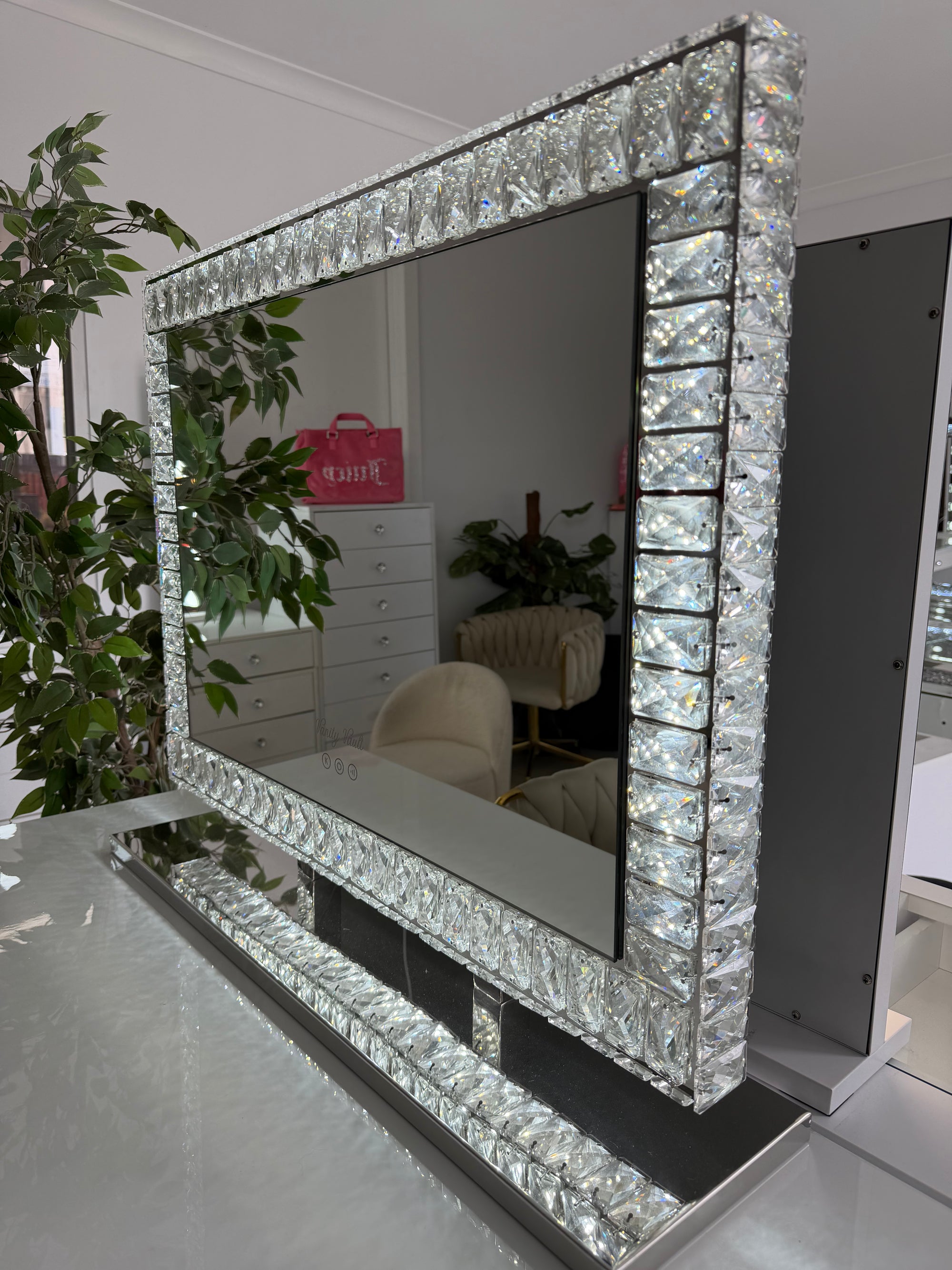 Diamond LED makeup mirror with a crystal-inspired frame, soft ambient lighting, adjustable brightness and three light colours for luxury beauty spaces and dressing tables.