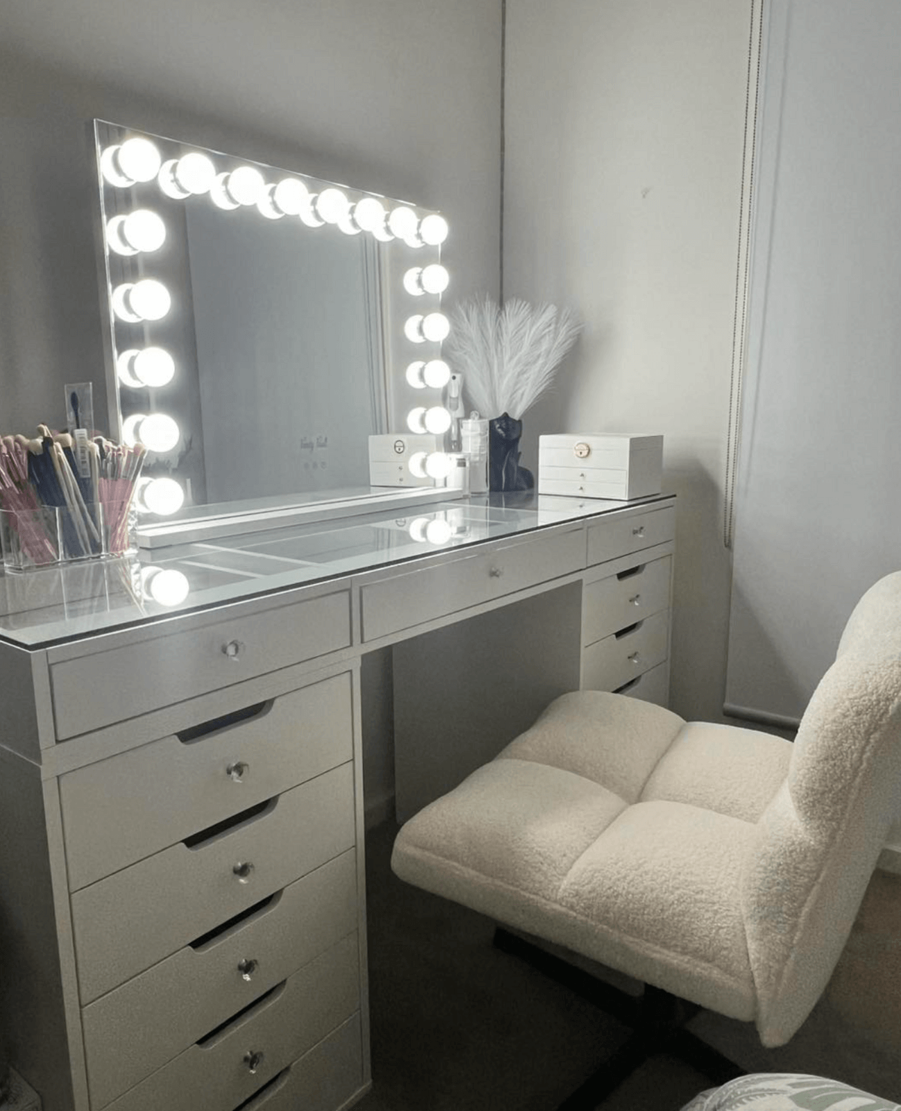 Hollywood makeup mirror for small spaces with 18 LED bulbs, three lighting modes and USB charging for compact vanities and beauty stations.