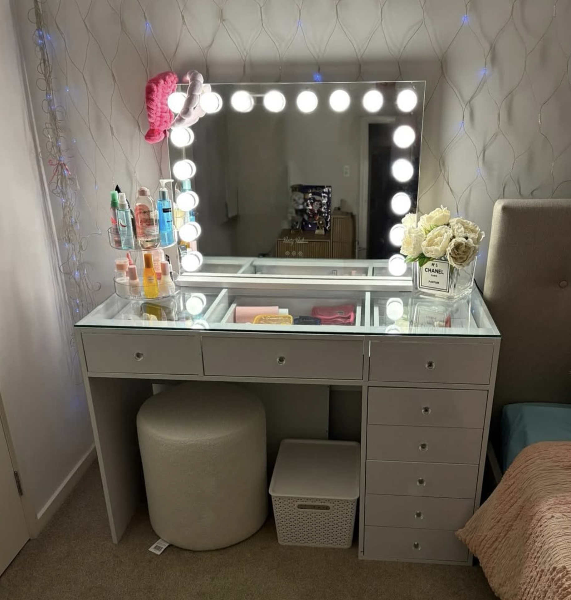 Hollywood makeup mirror for small spaces with 18 LED bulbs, three lighting modes and USB charging for compact vanities and beauty stations.