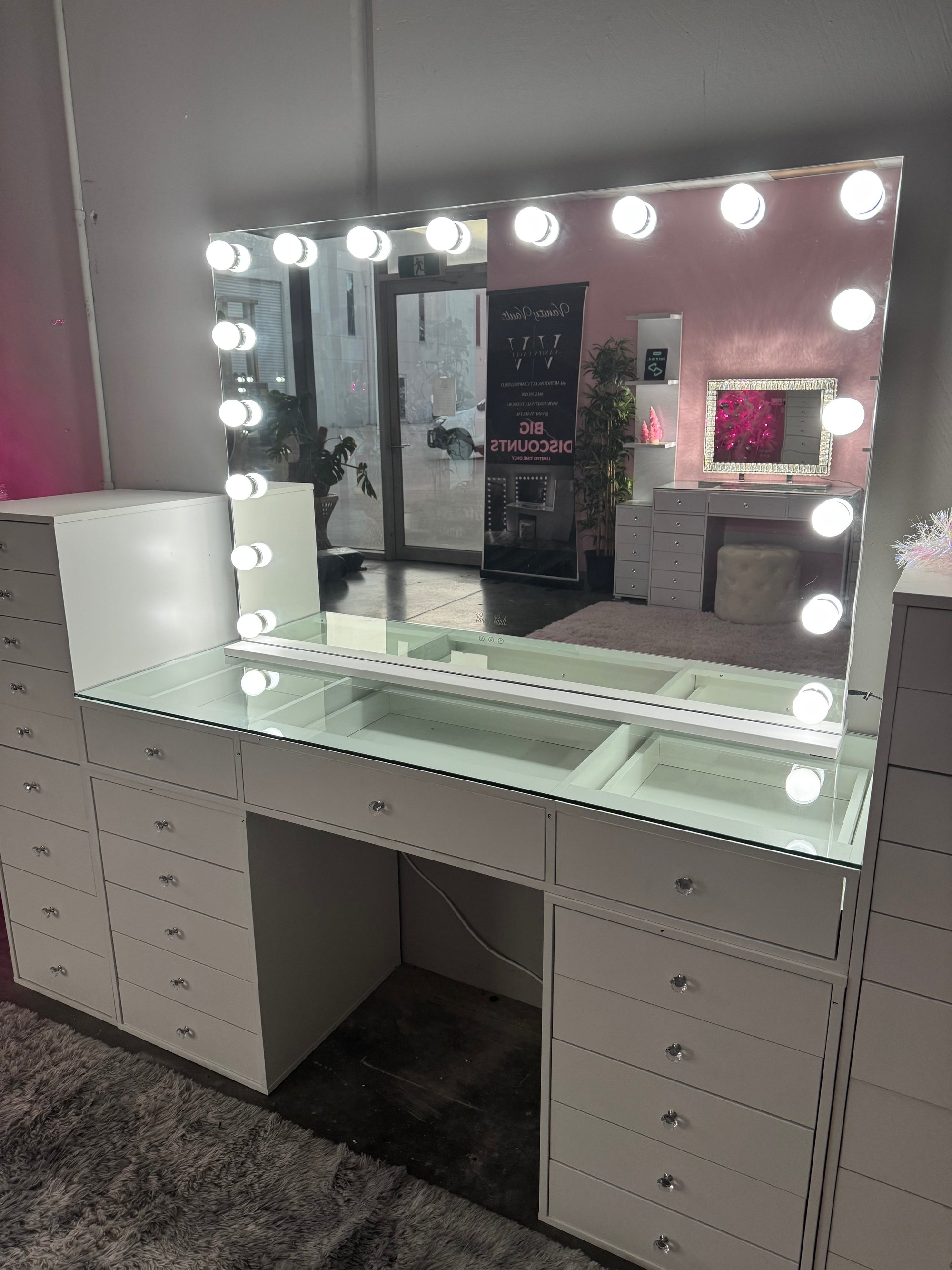 Luxury oversized Hollywood mirror with 18 LED bulbs, dimmable lighting, three colour temperatures and USB charging for premium beauty rooms and dressing spaces.