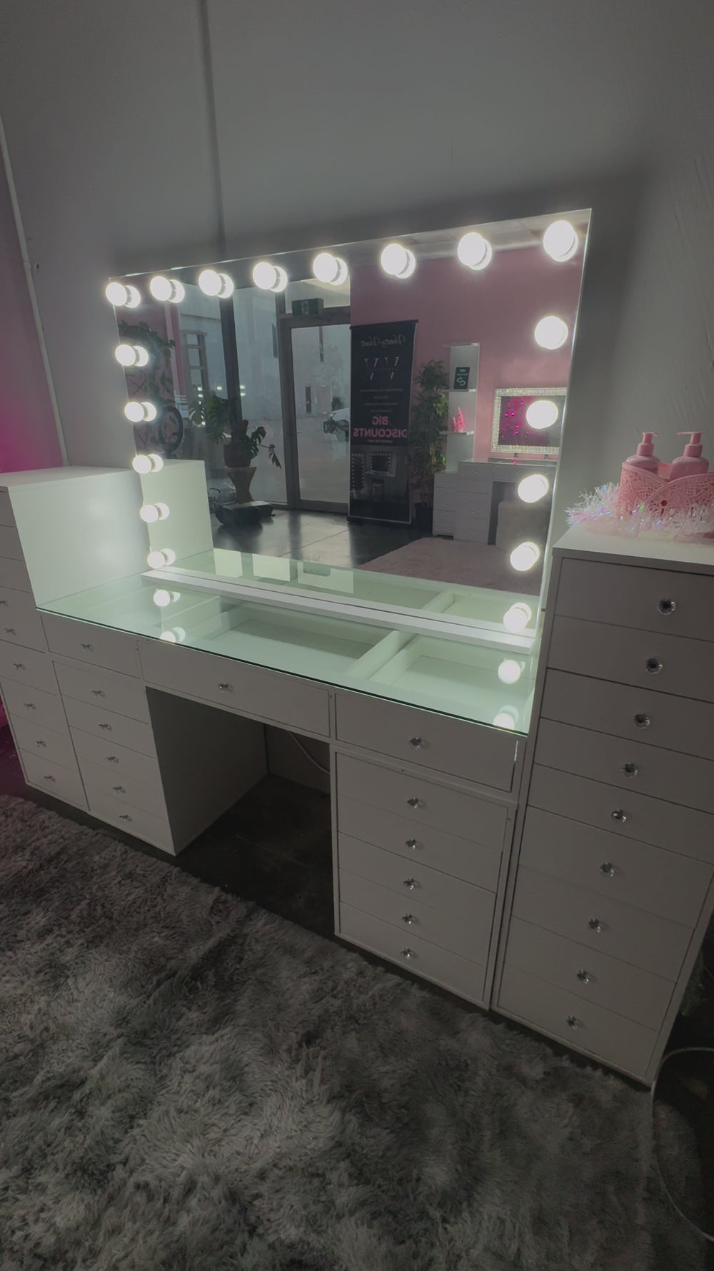 LED vanity mirror with 18 LED bulbs, USB and USB-C charging ports, dimmable brightness and three adjustable light settings for beauty rooms and makeup vanities.