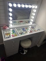 Small LED vanity mirror with Hollywood lighting, touch controls, three colour temperatures and a compact design for everyday makeup routines.