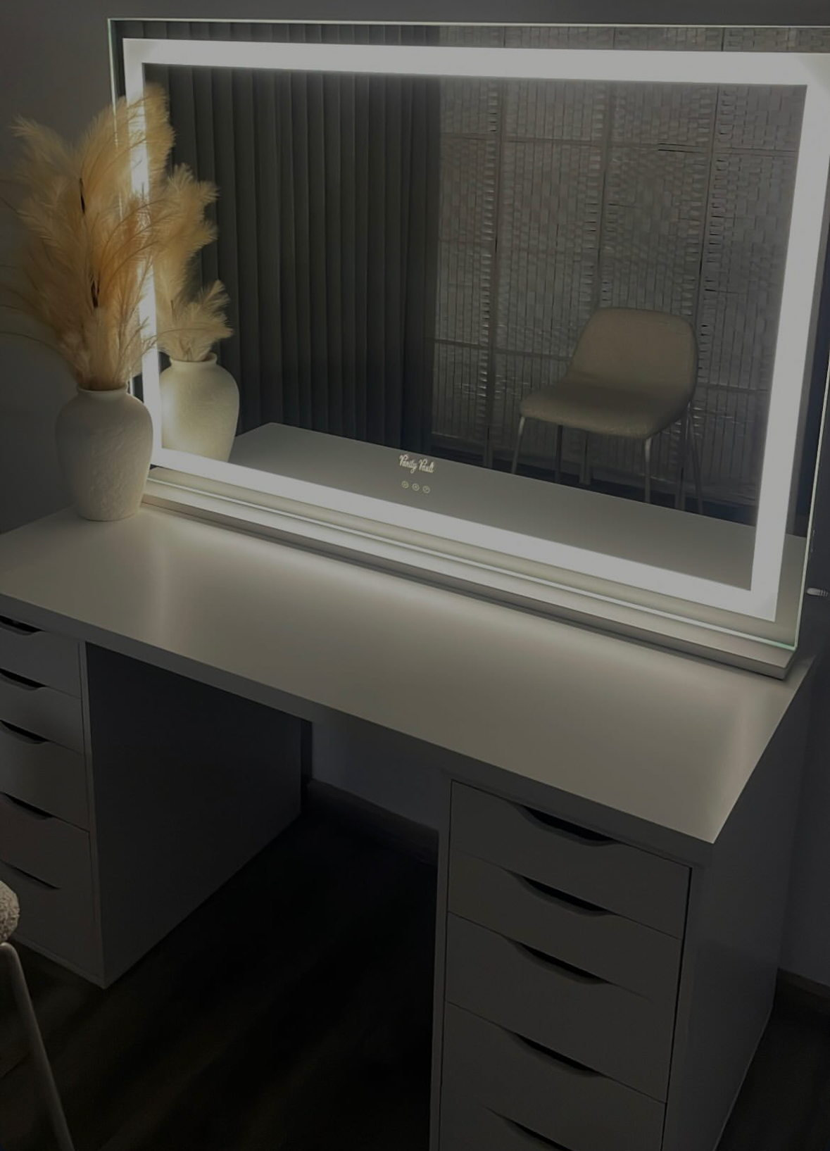 XL Hollywood mirror with dimmable LED strip lighting, three colour temperatures and a modern frameless design for makeup application, beauty rooms and dressing tables.